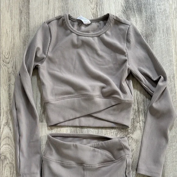 Girls tan sports outfit - Picture 2 of 5